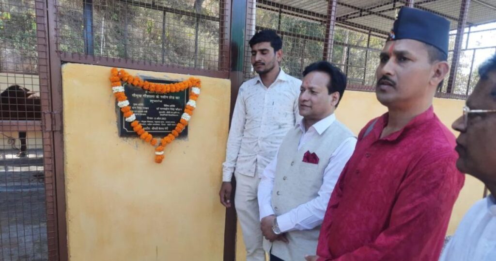लौह सिद्ध वनवासी हनुमान मंदिर में सुंदर कांड का पाठ एवं गौमुख डेयरी के नवीन शेड का शुभारंभ